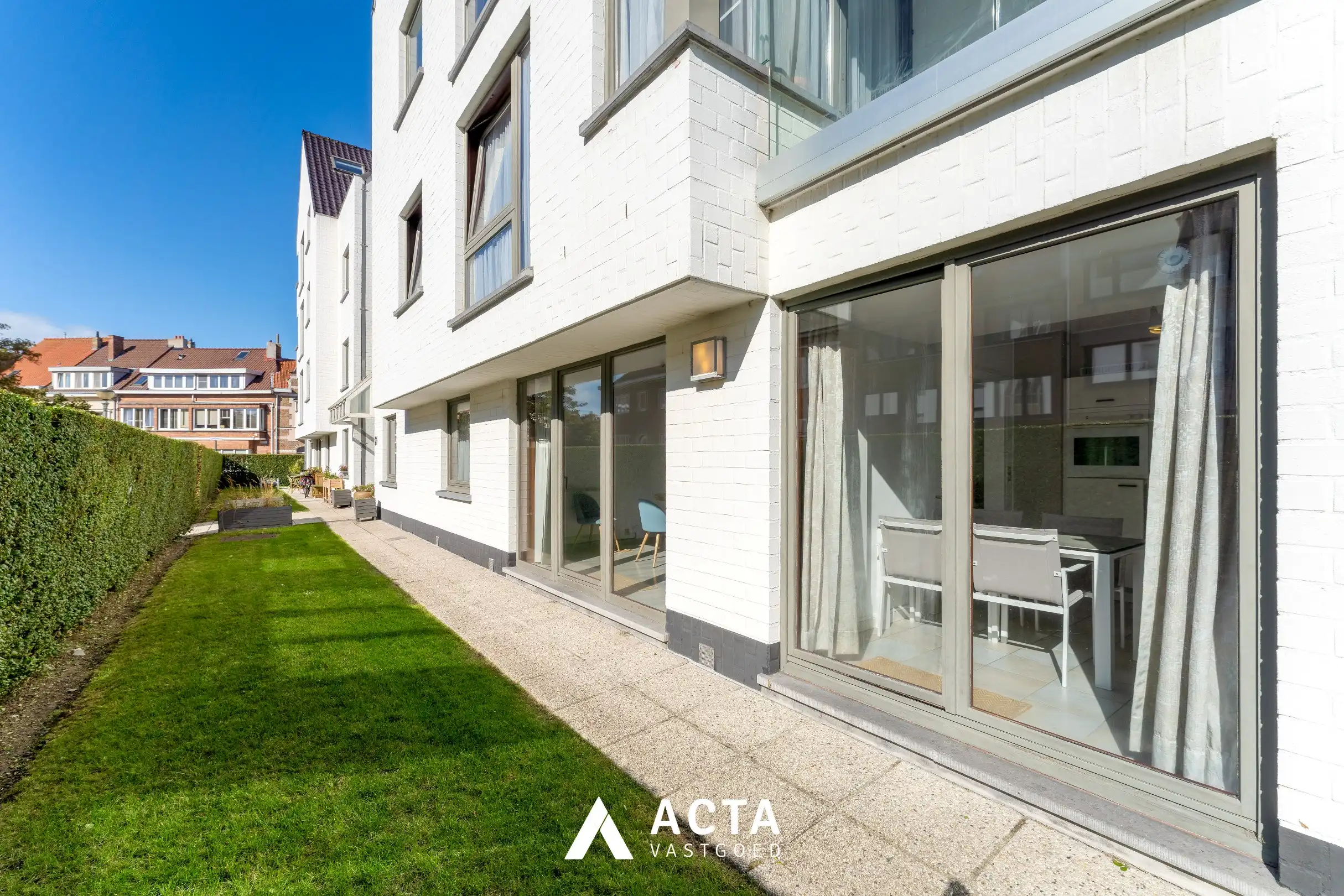 Hoofdfoto van de publicatie: Gelijkvloers 3-slpk-appartement+tuin in Mariakerke