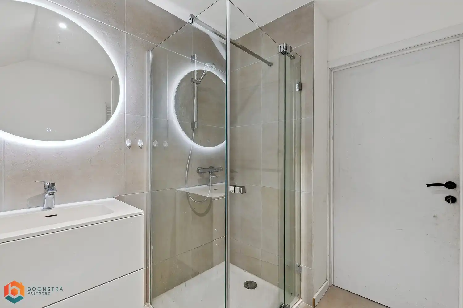 Grondig gerenoveerd handelsgelijkvloers met woonst en ruime parking foto 26