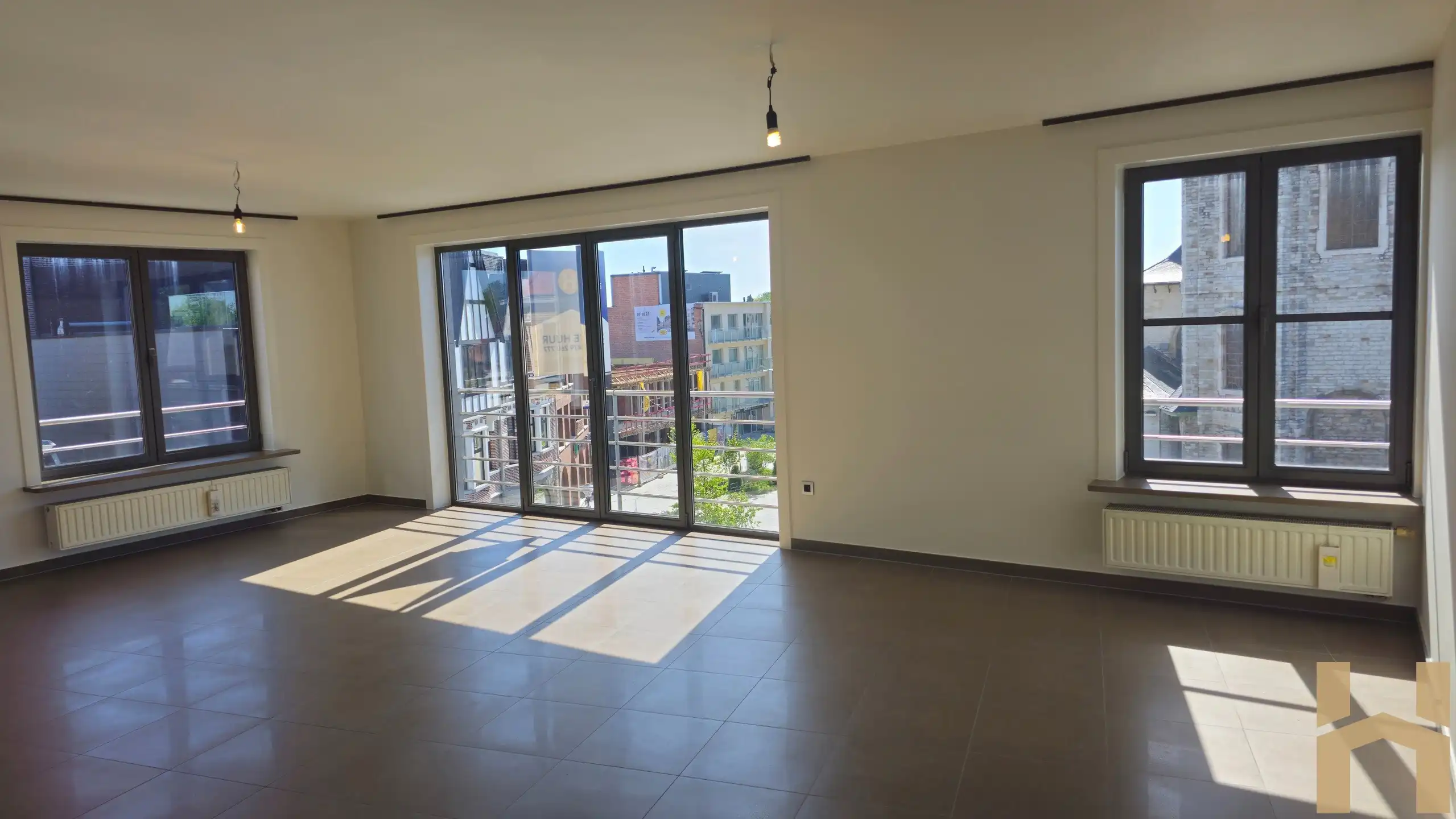 Ruim en lichtrijk appartement op de Markt van Zele foto 4