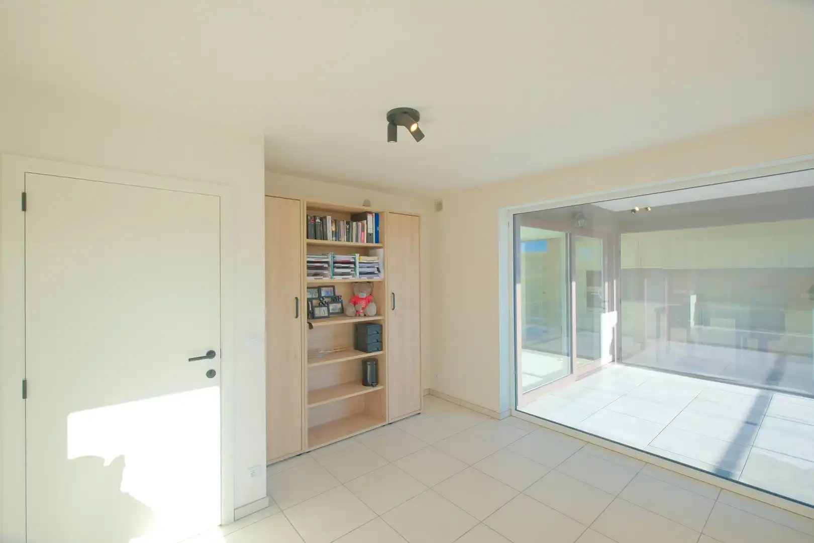 Recent app. met 2 slpks, prachtig terras en staanplaats! foto 16