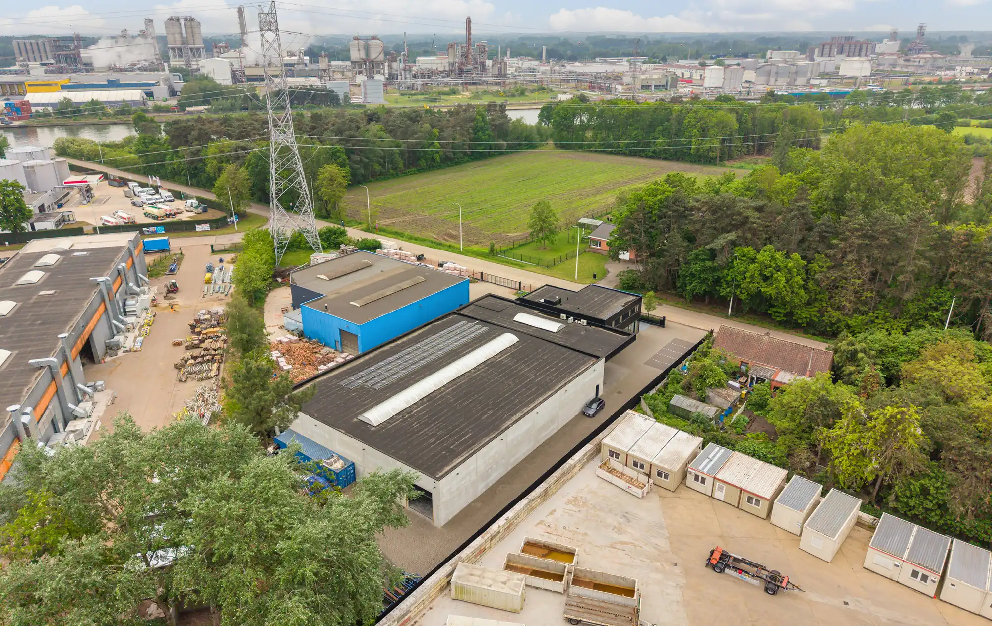 TE HUUR: Recent en hoogwaardig afgewerkt bedrijfs-/kantoorgebouw met showroom, magazijn en ruime parking foto 24