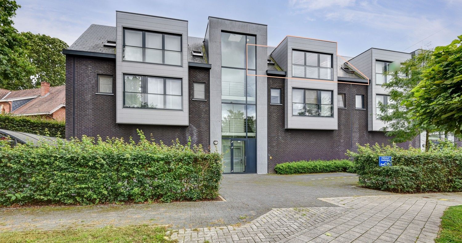 Recent appartement met lift en ruim terras op de tweede verdieping op centrale locatie in Wijnegem! foto {{pictureIndex}}