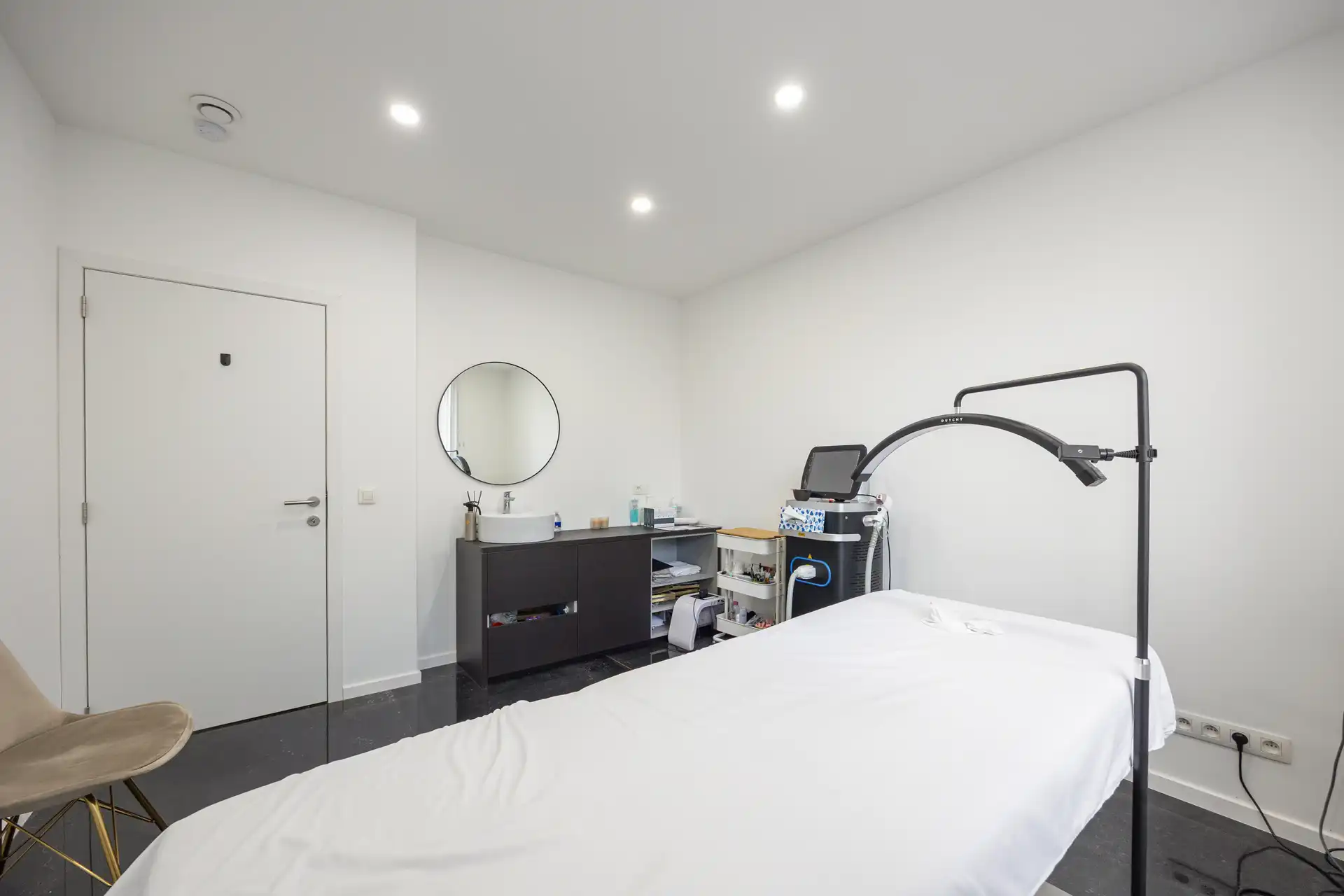 Volledig gerenoveerd beautysalon/kapsalon met 2 parkings foto 11