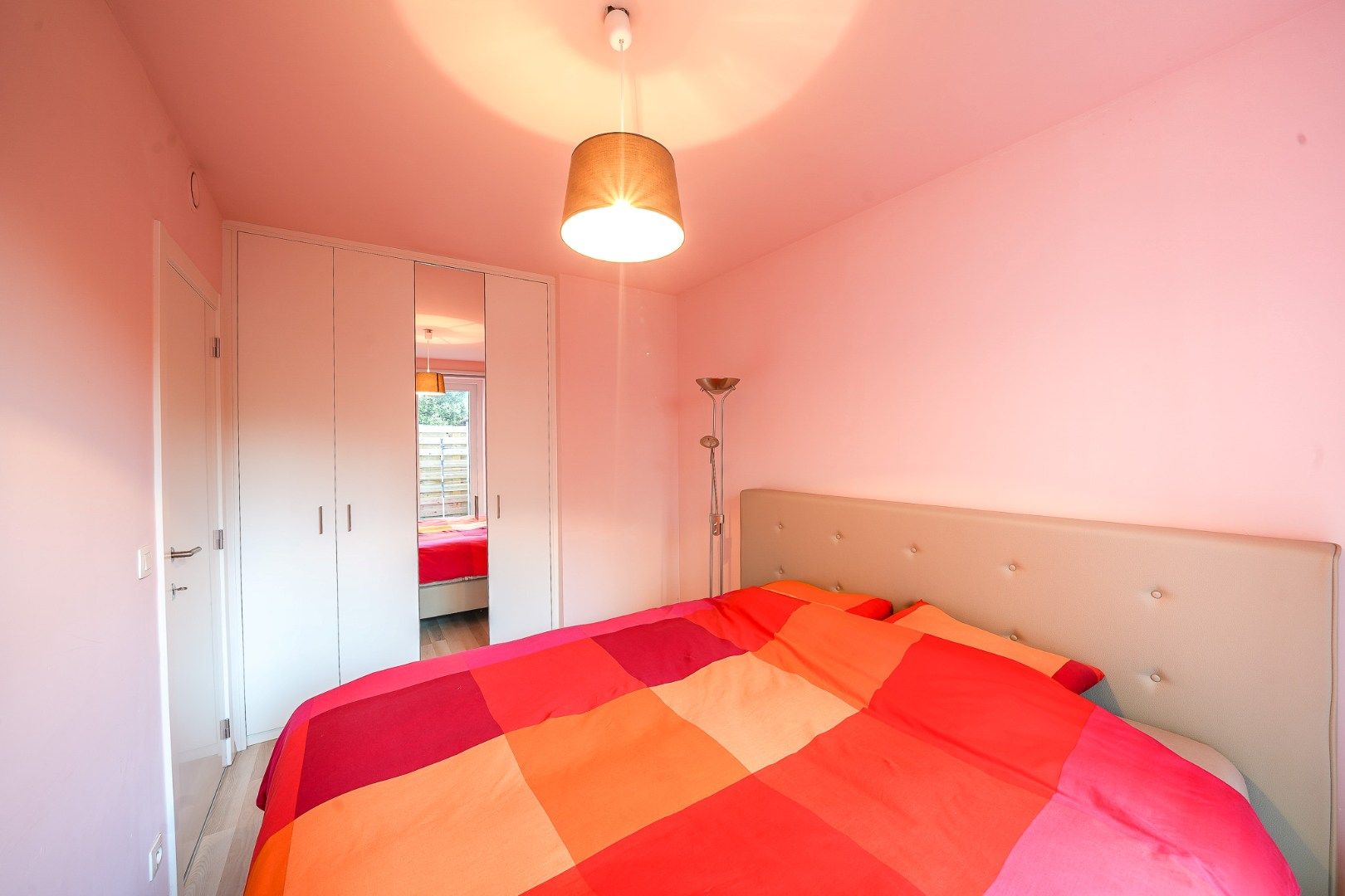 Instapklaar 2-slaapkamer appartement met voortuin en terras foto 10