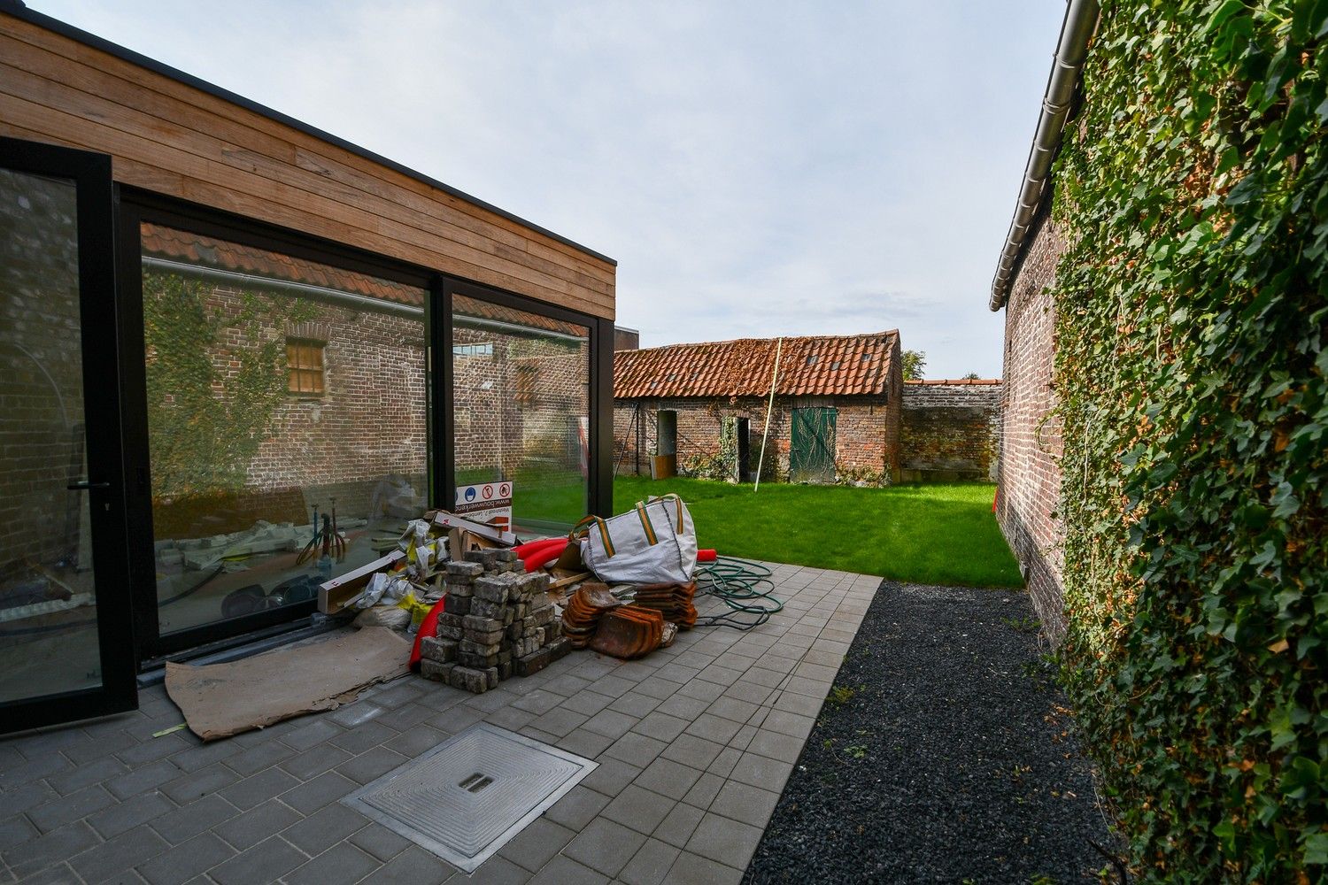Volledig gerenoveerde dorpswoning met 3 slaapkamers foto {{pictureIndex}}