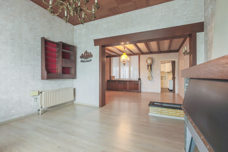 Rustig gelegen, ruime te moderniseren woning met tuin, garage en  bijgebouw van +/- 60m²  ....(kijkt uit op de velden). foto 12