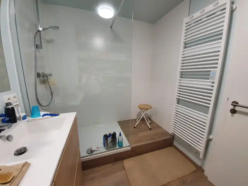 Volledig gerenoveerd 2-slaapkamerappartement met lift foto 12