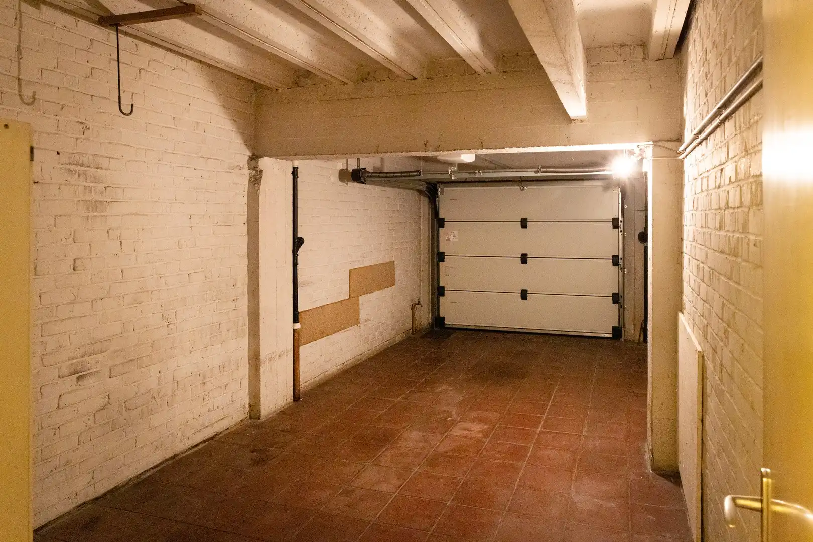 Ruim, te renoveren, appartement met 4 slpks en grote garage. foto 15