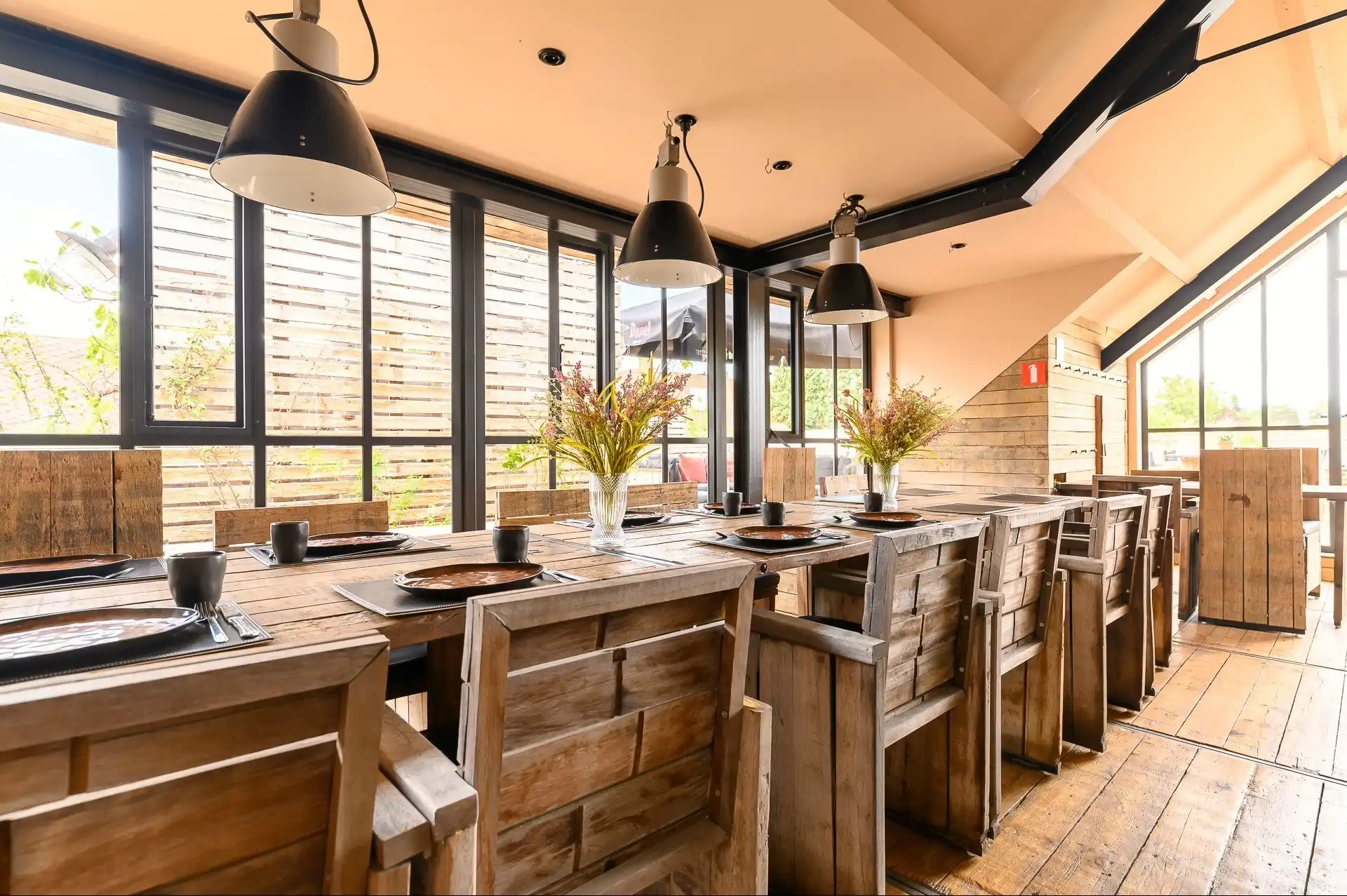 Instapklare handelsruimte van ca. 138 m² met een uitzonderlijk aangelegd terras van ca. 150 m², centraal gelegen in Reet. foto 11