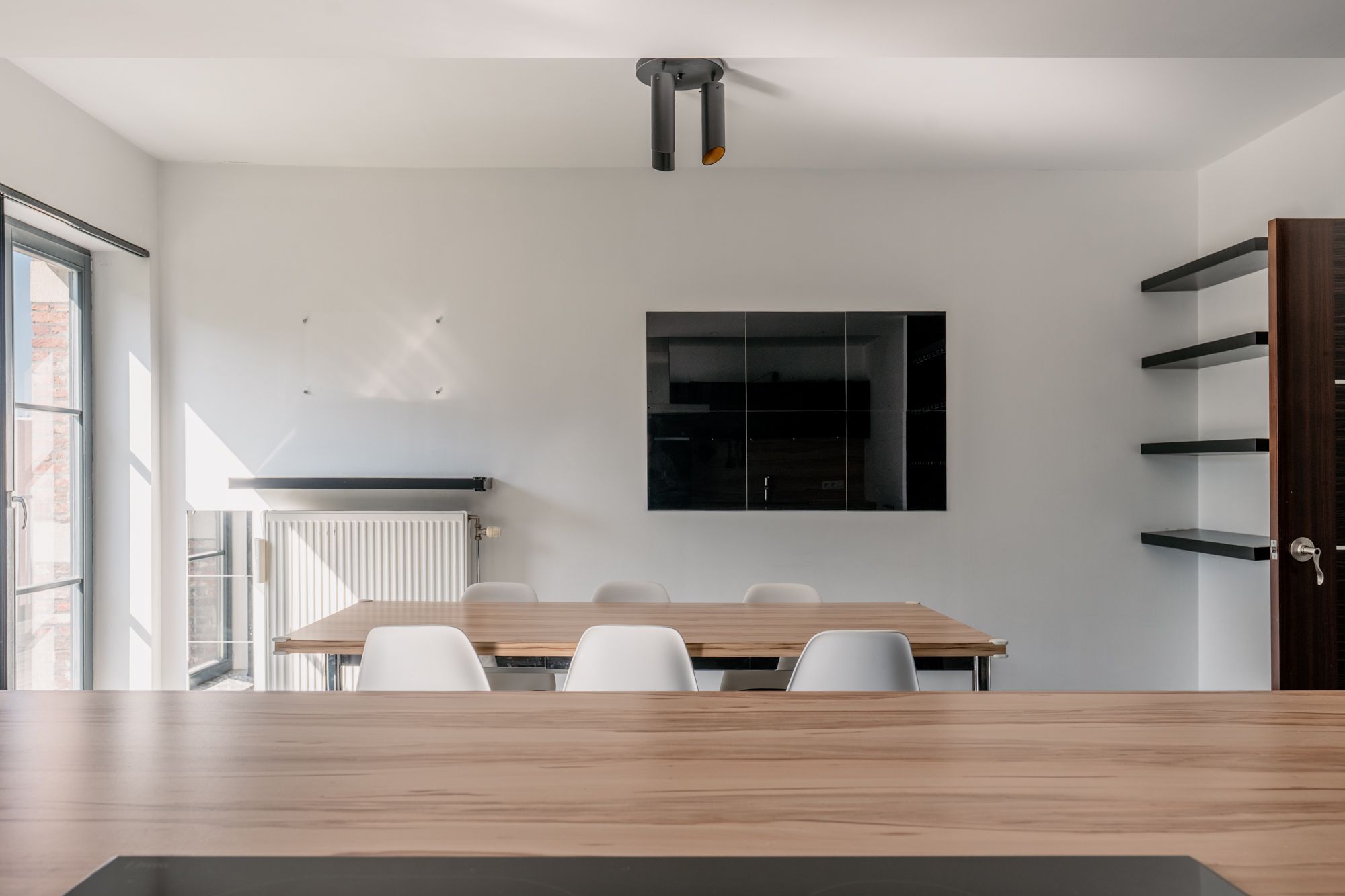 Eigen voordeur en 2 verdiepingen: appartement dat aanvoelt als een woning aan het populaire Professor Claraplein foto {{pictureIndex}}