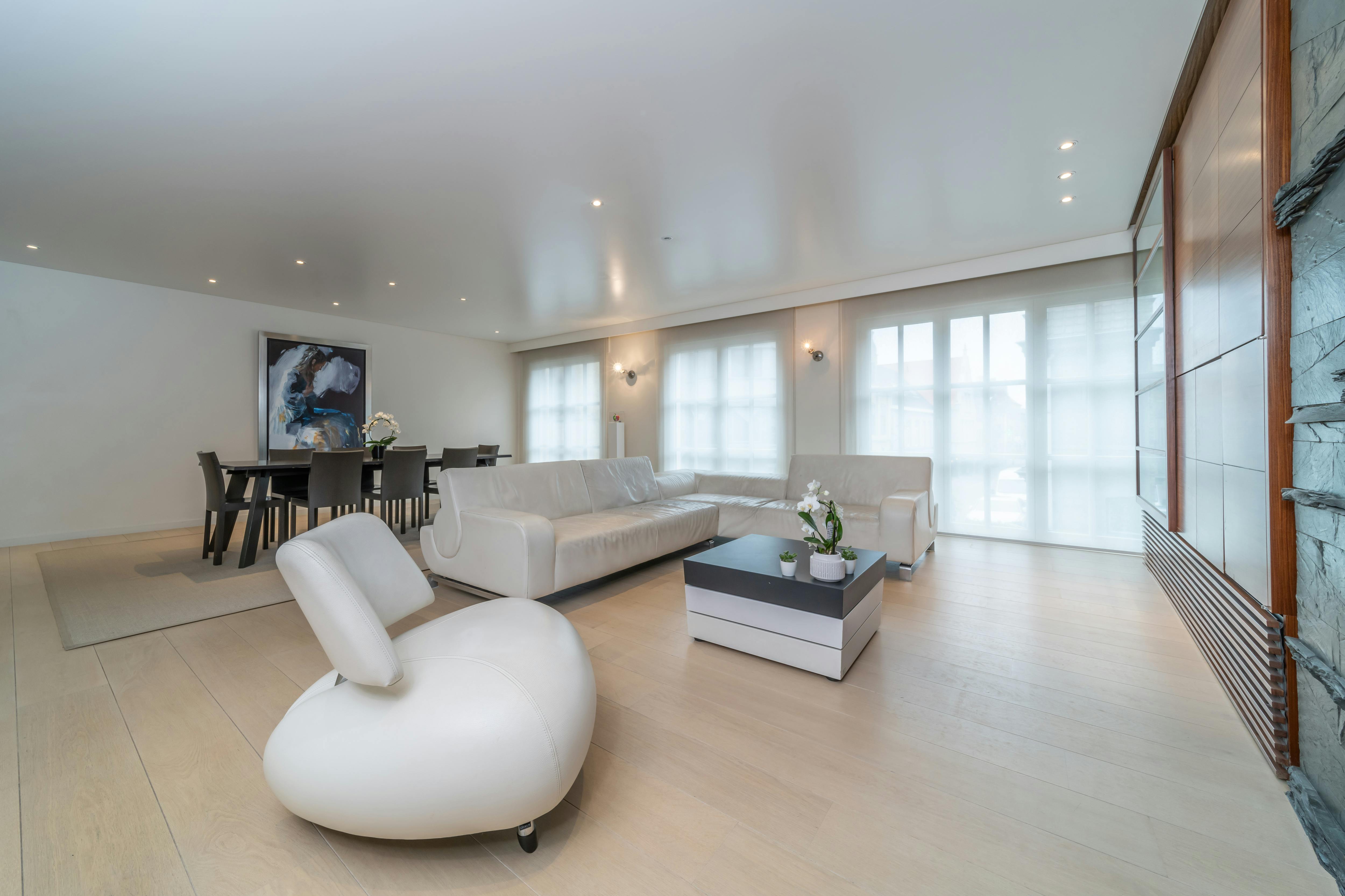 Riante woning met handelsgelijkvloers te koop in het centrum van Veurne. foto 2