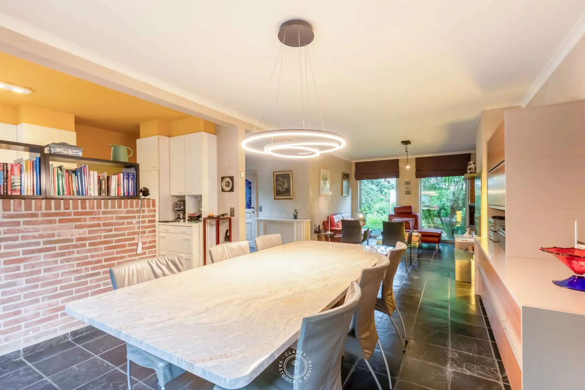 Huiselijke halfopen bebouwing met prachtige tuin in geliefde woonwijk foto 5