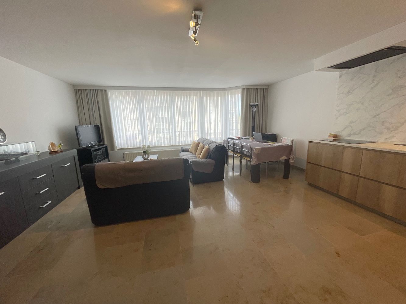 Prachtig ruim appartement met twee slaapkamers en een zongericht terras. foto {{pictureIndex}}