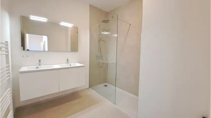 Ruim en lichtrijk 3-slaapkamerappartement te koop in Brugge foto 3