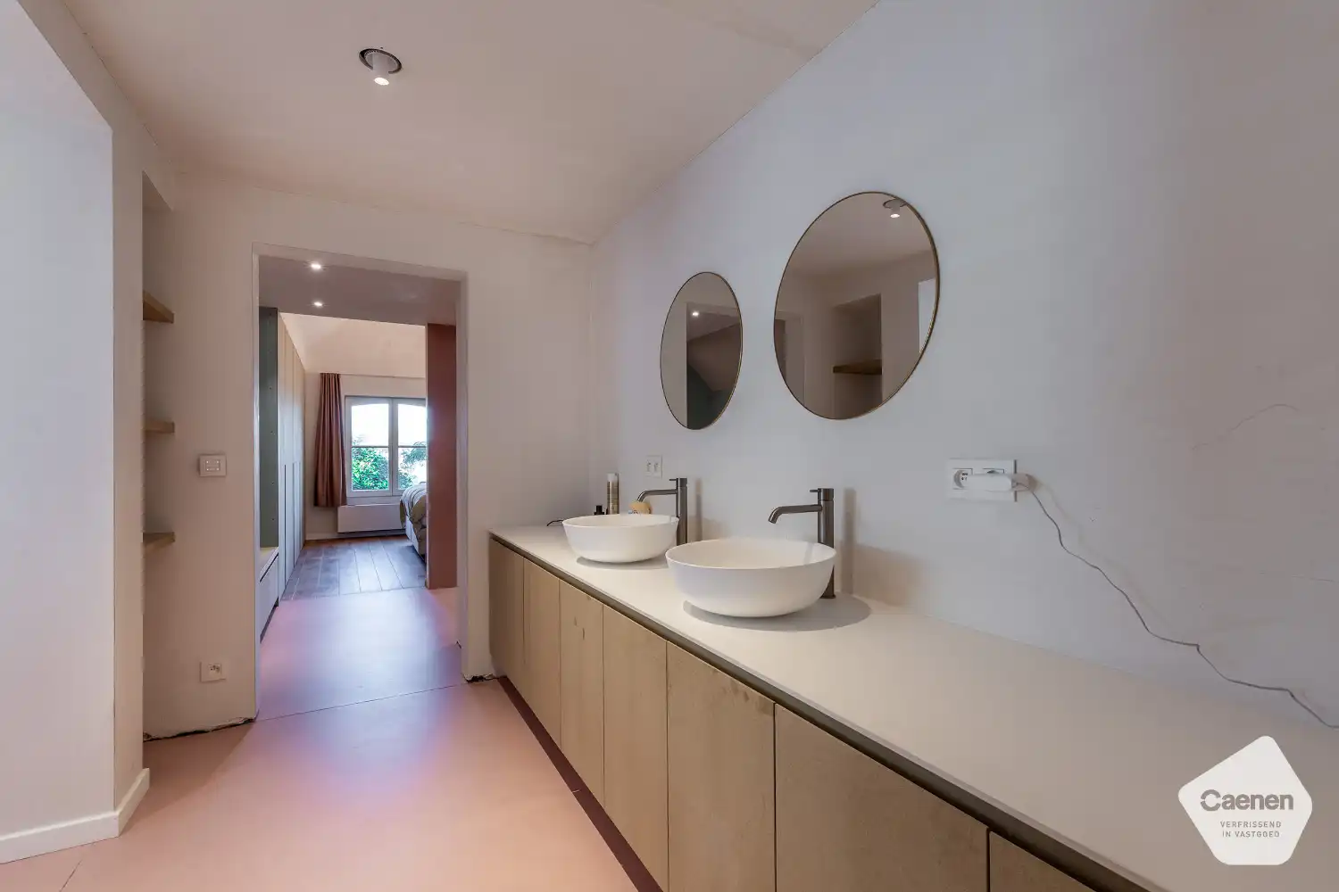 Prachtige smaakvolle gerenoveerde villa met uniek bijgebouw op een perceel van 2021m²  en 5 slaapkamers. foto 16