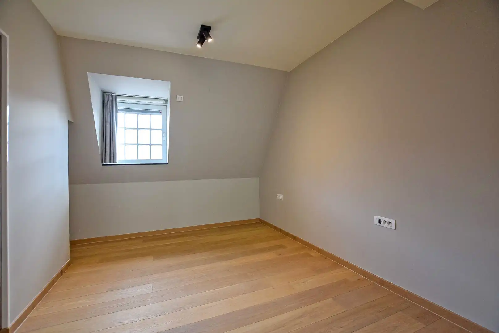 Uiterst goed onderhouden assistentieflat (55m² + 11m² terras) met 1 slaapkamer te Nieuwpoort.  foto 5