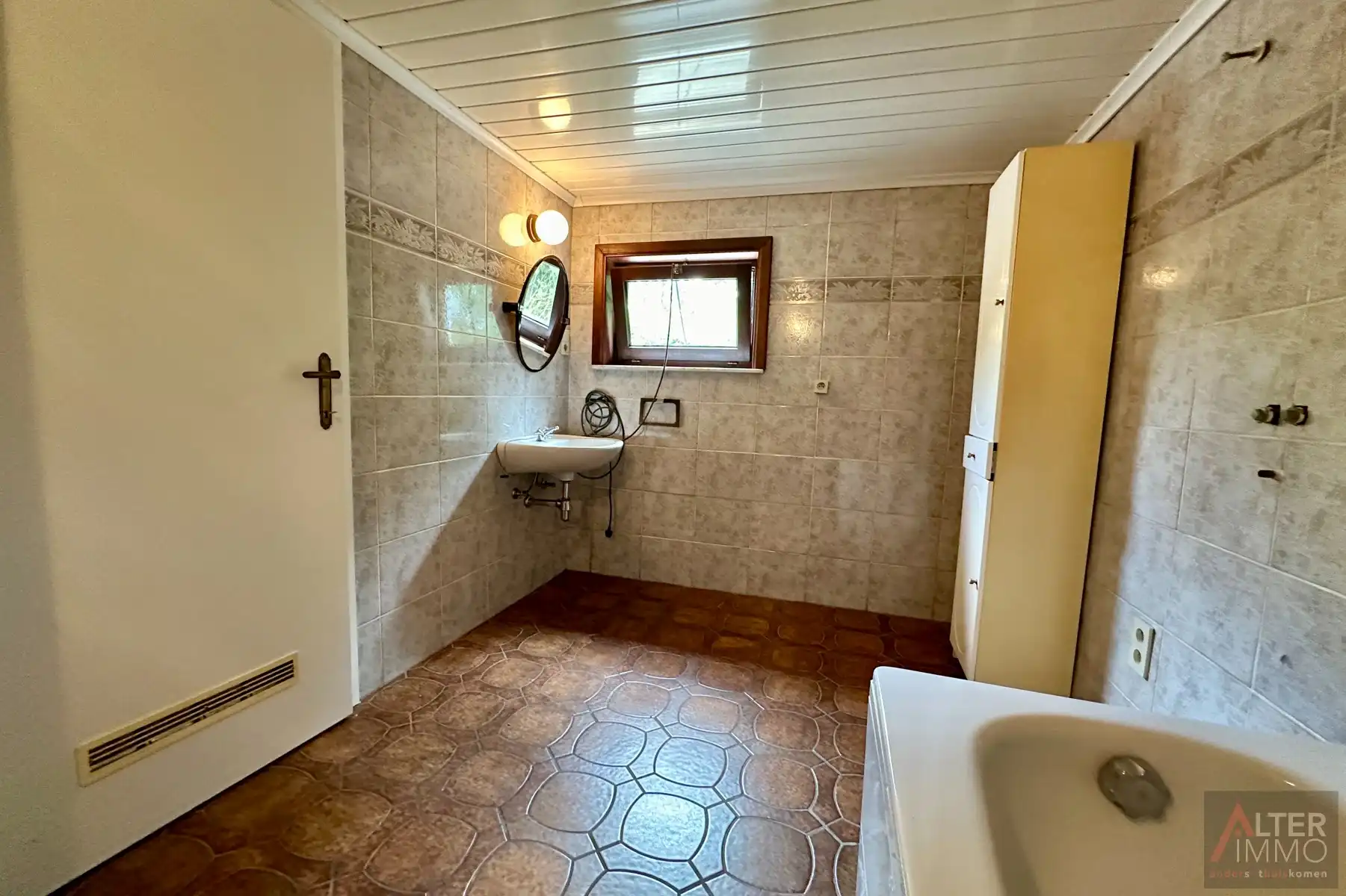 Gelijkvloerse woning (1970) met 2 slaapkamers, kelder en zolder (mogelijks in te richten) op perceel van 10a 30ca. foto 10