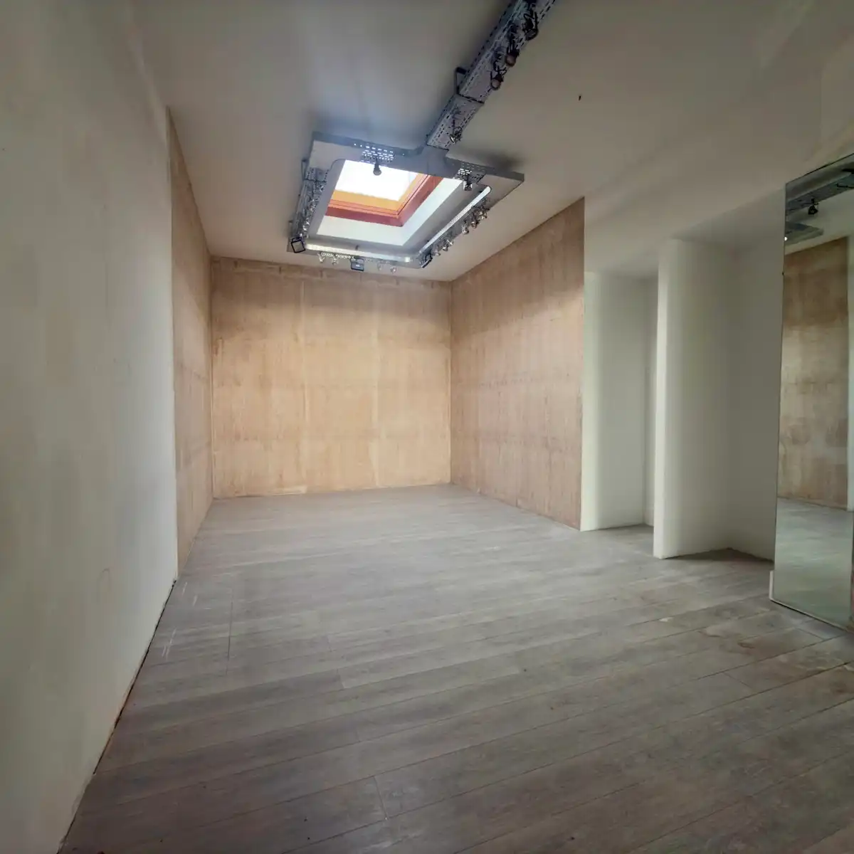 Handelspand met etalage op topligging in Turnhout foto 12