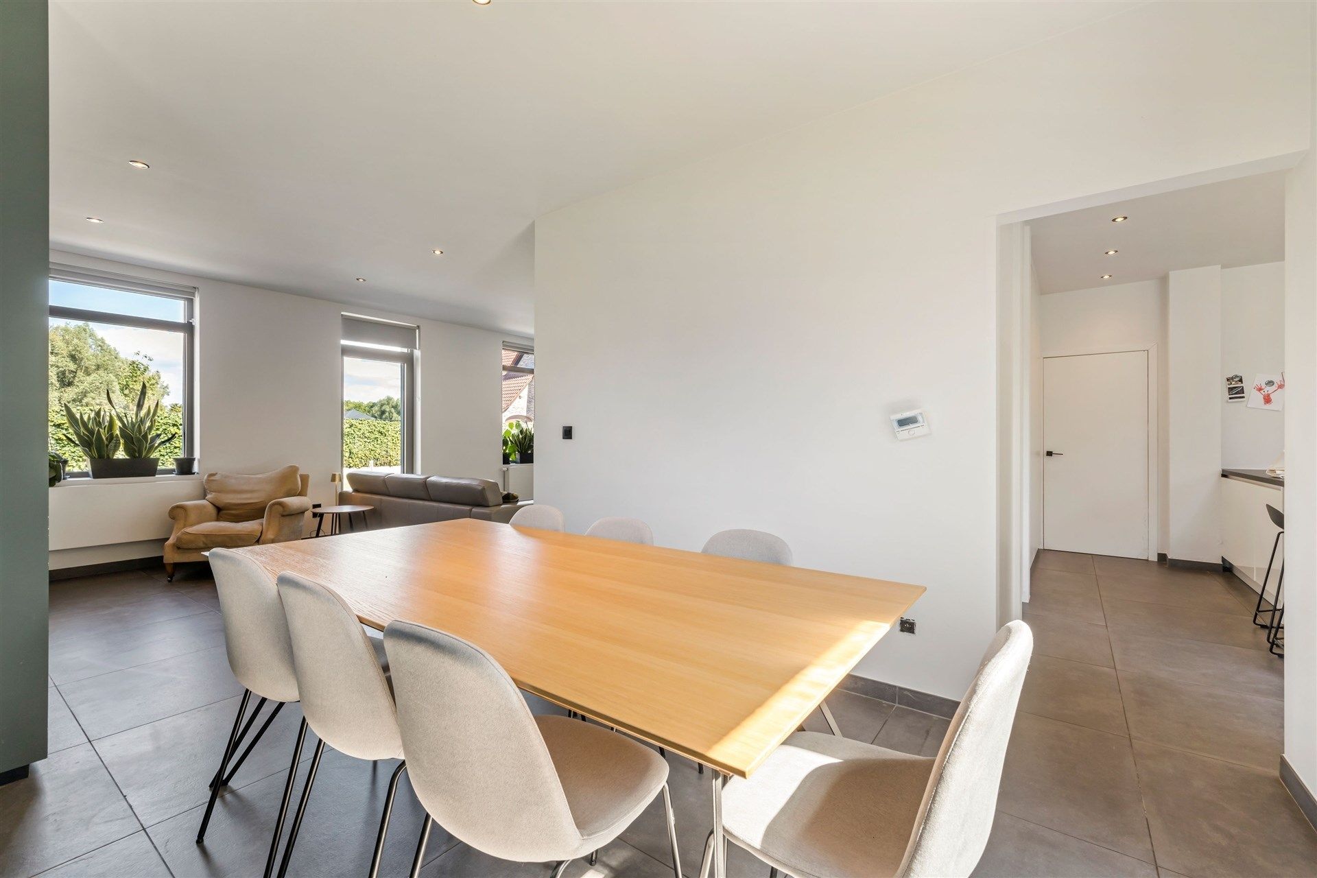 Charmante gezinswoning met dubbele garage, 3 slaapkamers en een zonnige tuin (532m²) foto 8