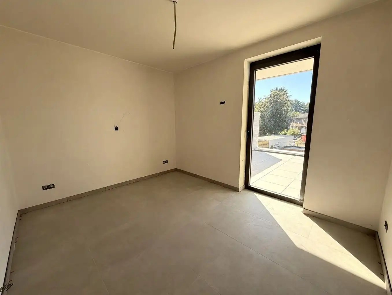 Zeer ruim 1 (+1)-slaapkamerappartement (BEN) op de eerste verdieping met uitzonderlijk zuidgericht terras van ca. 43 m² en ondergrondse parkeerplaats, in hartje Maaseik. foto 8
