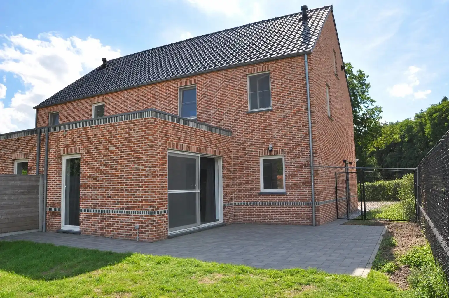 VERRASSEND RUIMEWONING MET 3 SLPK'S  MET ZONNEPANELEN OP CENTRALE LIGGING IN LUMMEN foto 9