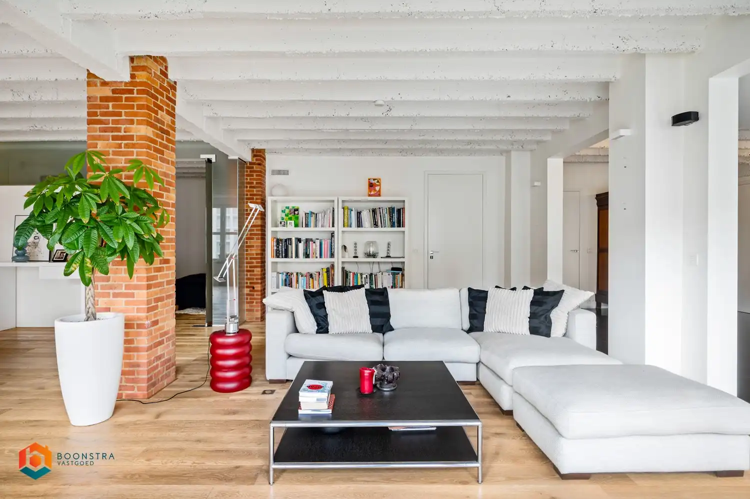 Exclusieve gelijkvloerse loft met 2 slpkrs, terras en staanplaats foto 3