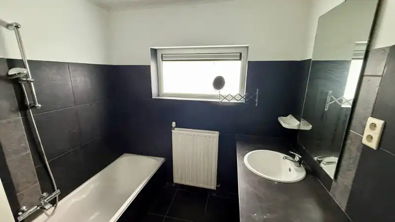 --- NOUVEAU --- Bungalow quatre façades avec 2 chambres, garage et grand jardin dans un environnement verdoyant. foto 16