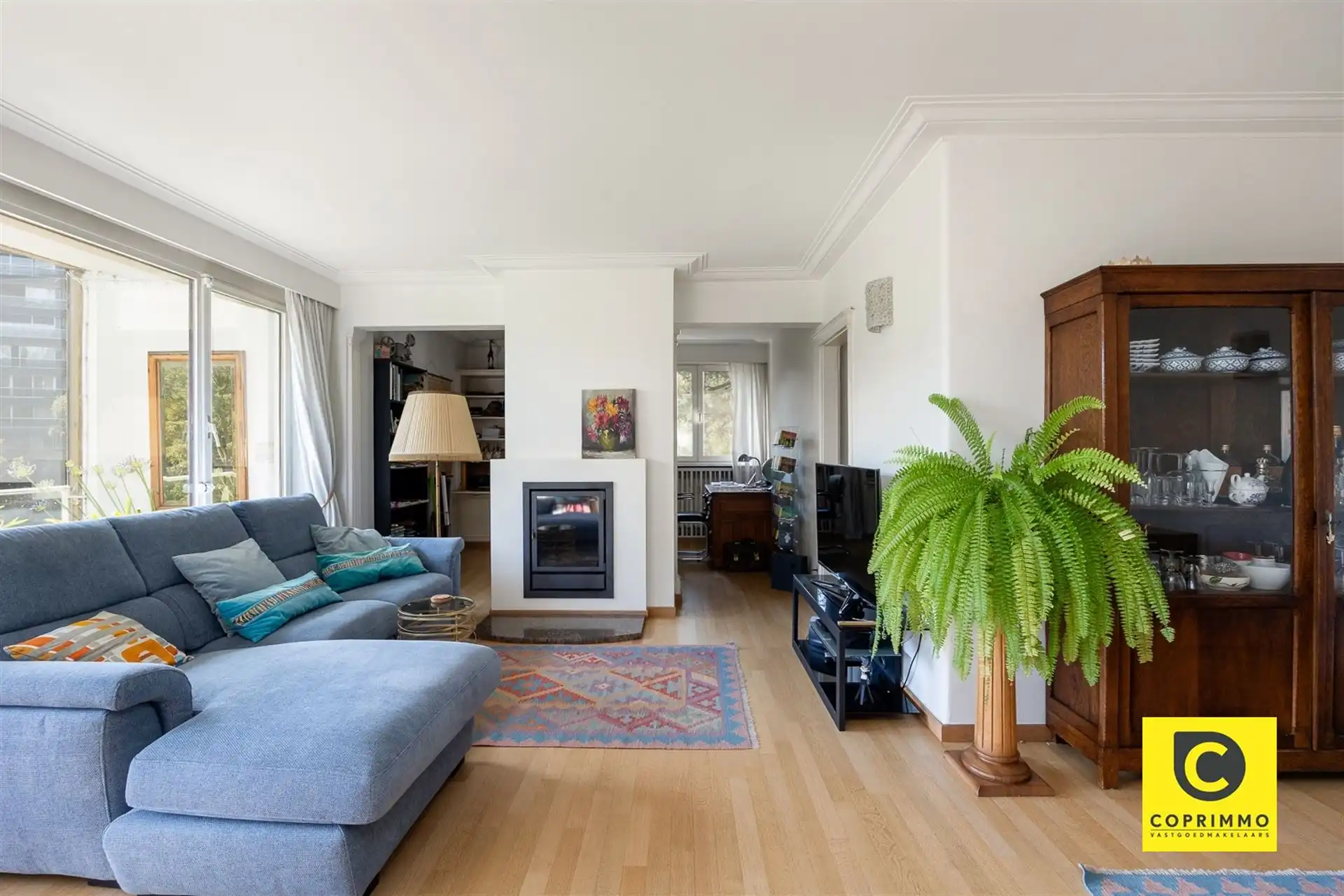 Riant 4 slaapkamer app + garage foto 2