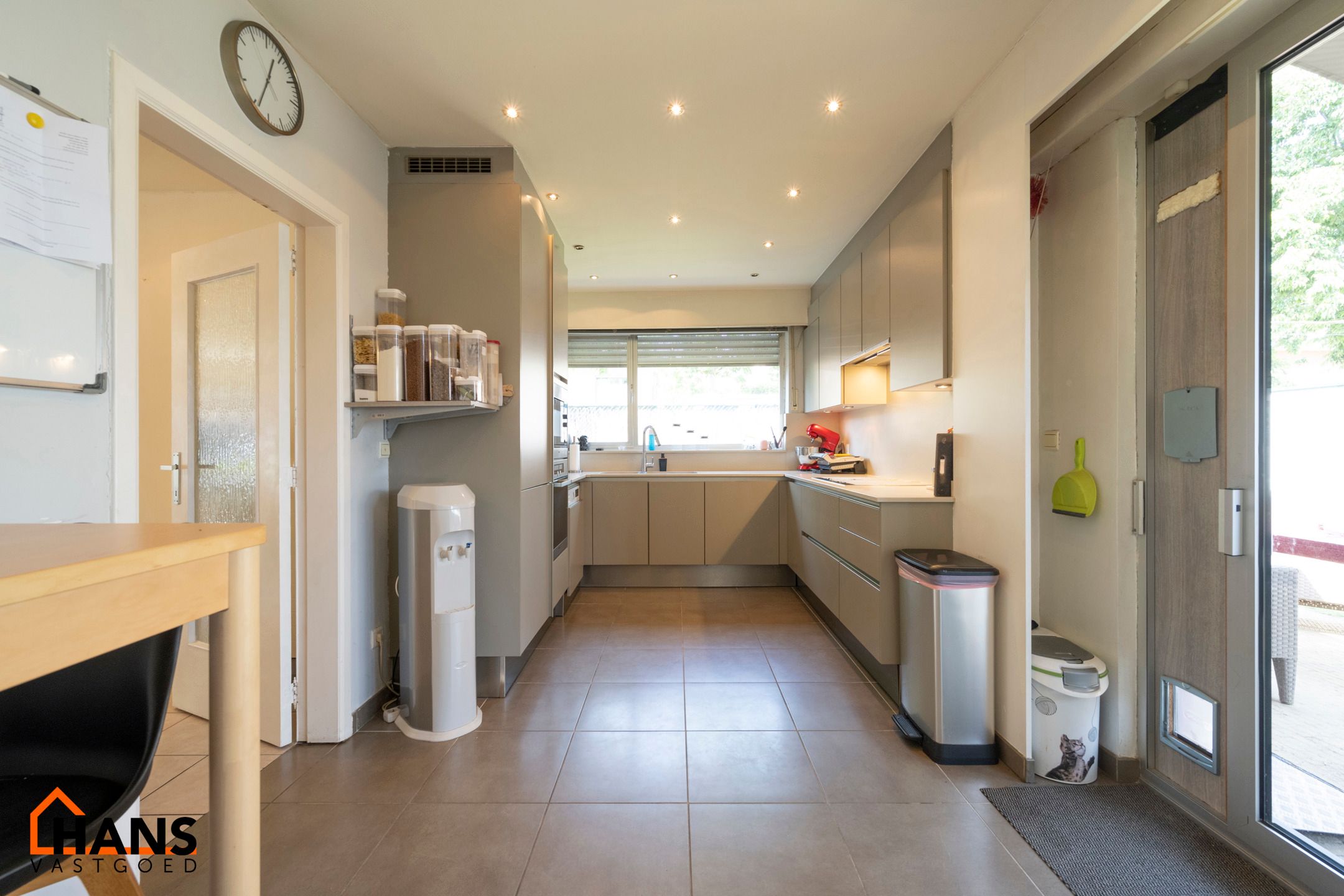 Instapklare halfopen hoekwoning met garage, oprit en tuin. foto 5