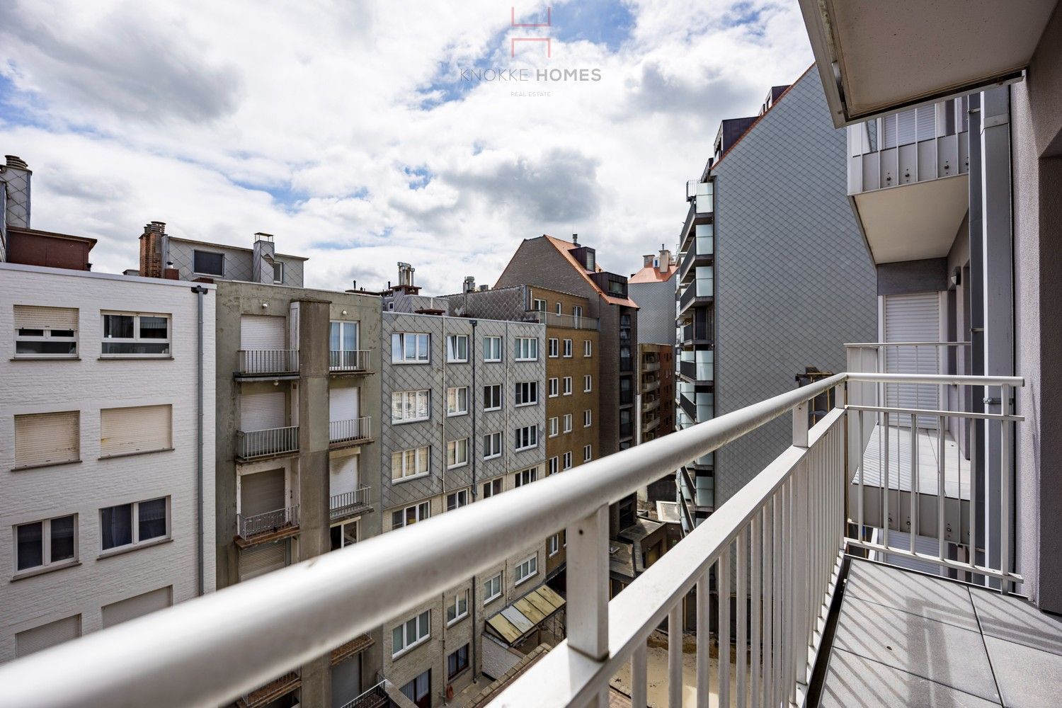 Volledig vernieuwd appartement met drie slaapkamers op de zeedijk van Duinbergen foto 24