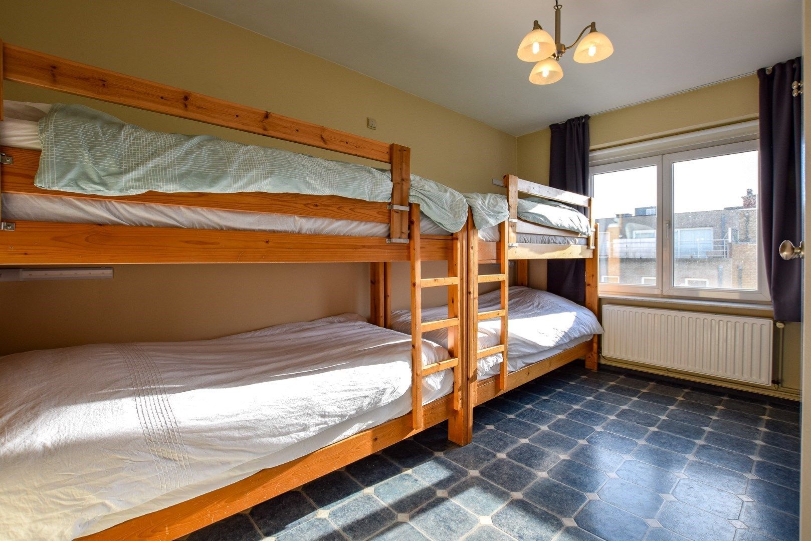 INSTAPKLAAR appartement (88m²) met FRONTAAL ZEEZICHT en 2/3 slaapkamer op de zeedijk te Koksijde-Bad. foto 8