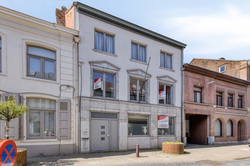 Uniek, karaktervol herenhuis met 5 slaapkamers én aparte garage in hartje Temse TE KOOP! foto {{pictureIndex}}