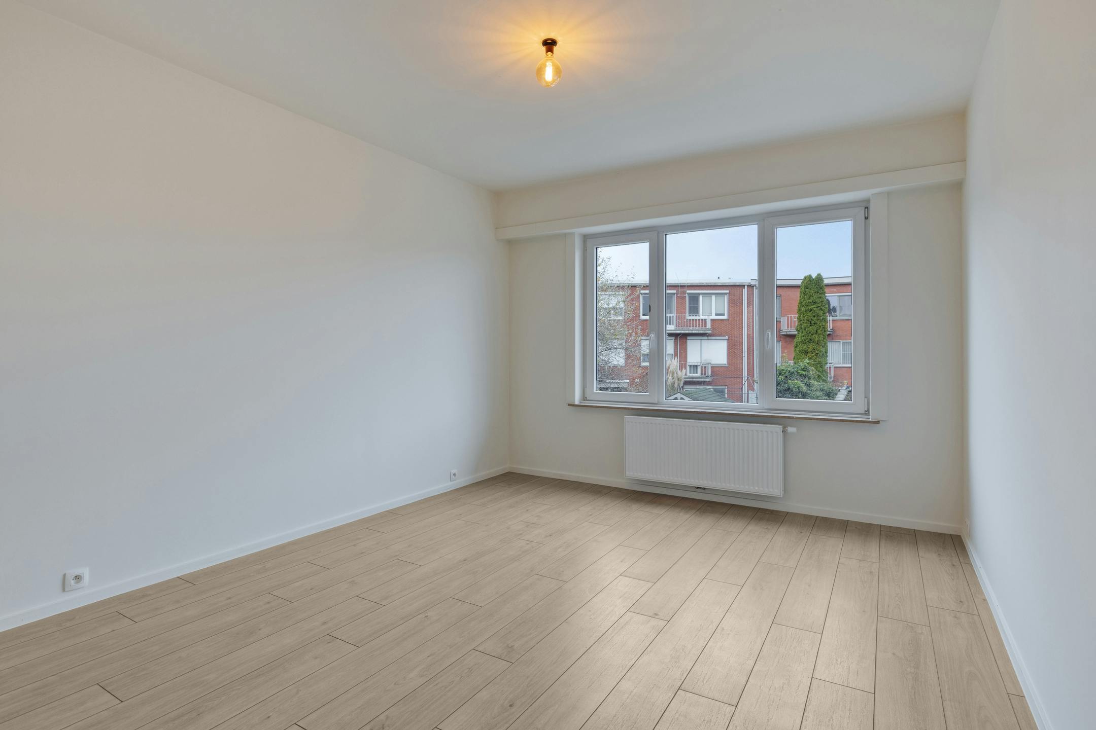 Prachtig gerenoveerd appartement met parking te Deurne! foto 12