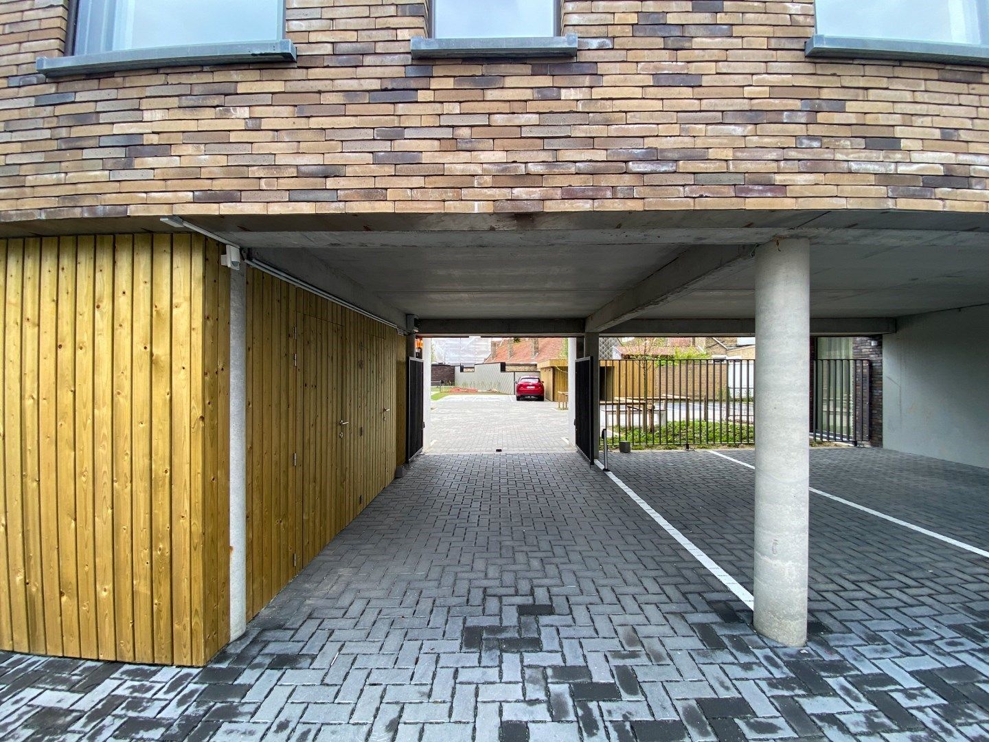 Afgesloten en overdekte staanplaats in het centrum foto 4