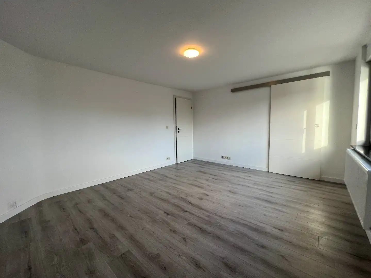 Volledig vernieuwde woning met 3 slpk. en  zuid-west gerichte tuin, goed gelegen vlakbij het commerciële centrum van Knokke en het station. foto 10