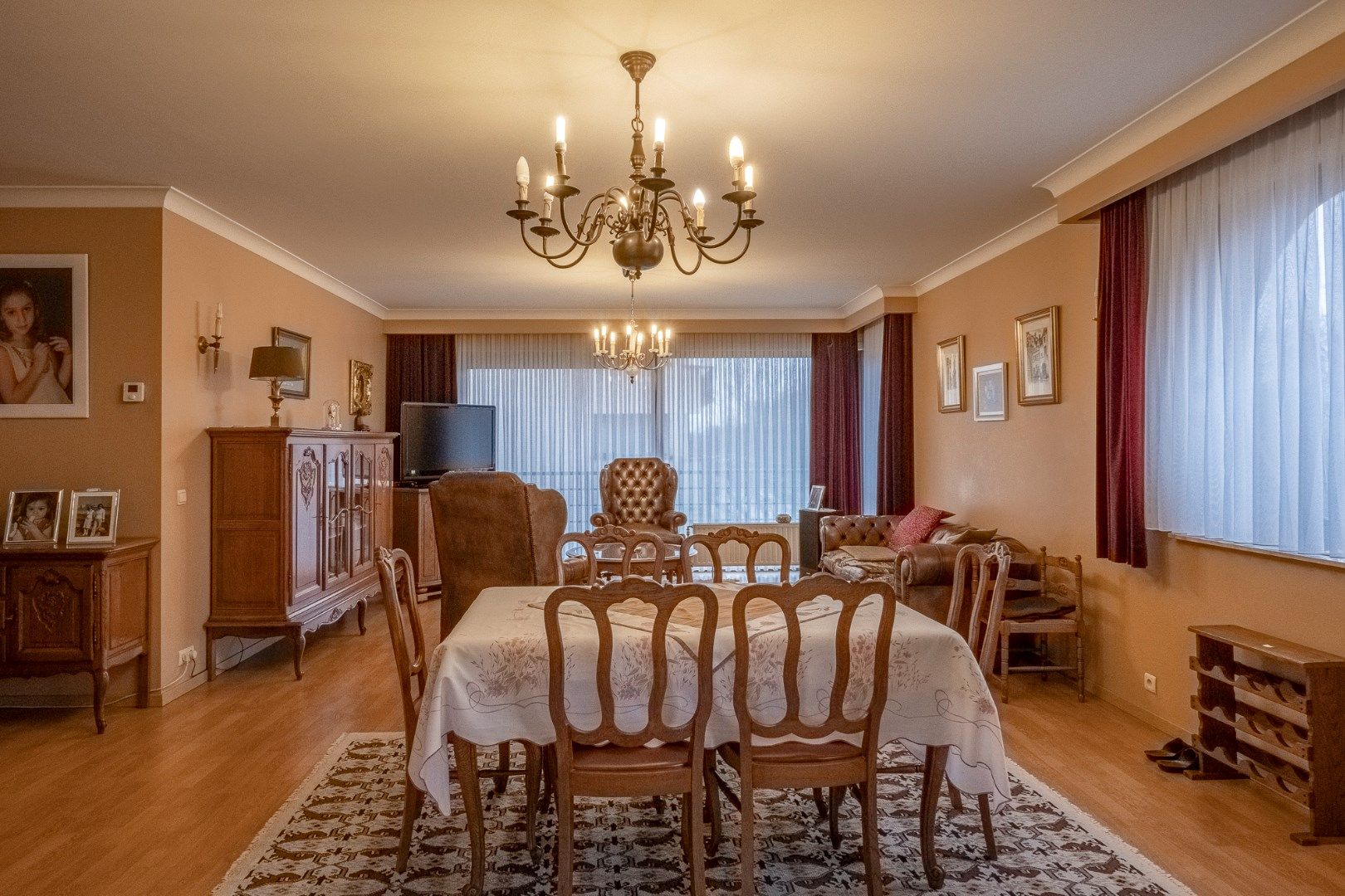 Hoekappartement met drie slaapkamers foto {{pictureIndex}}
