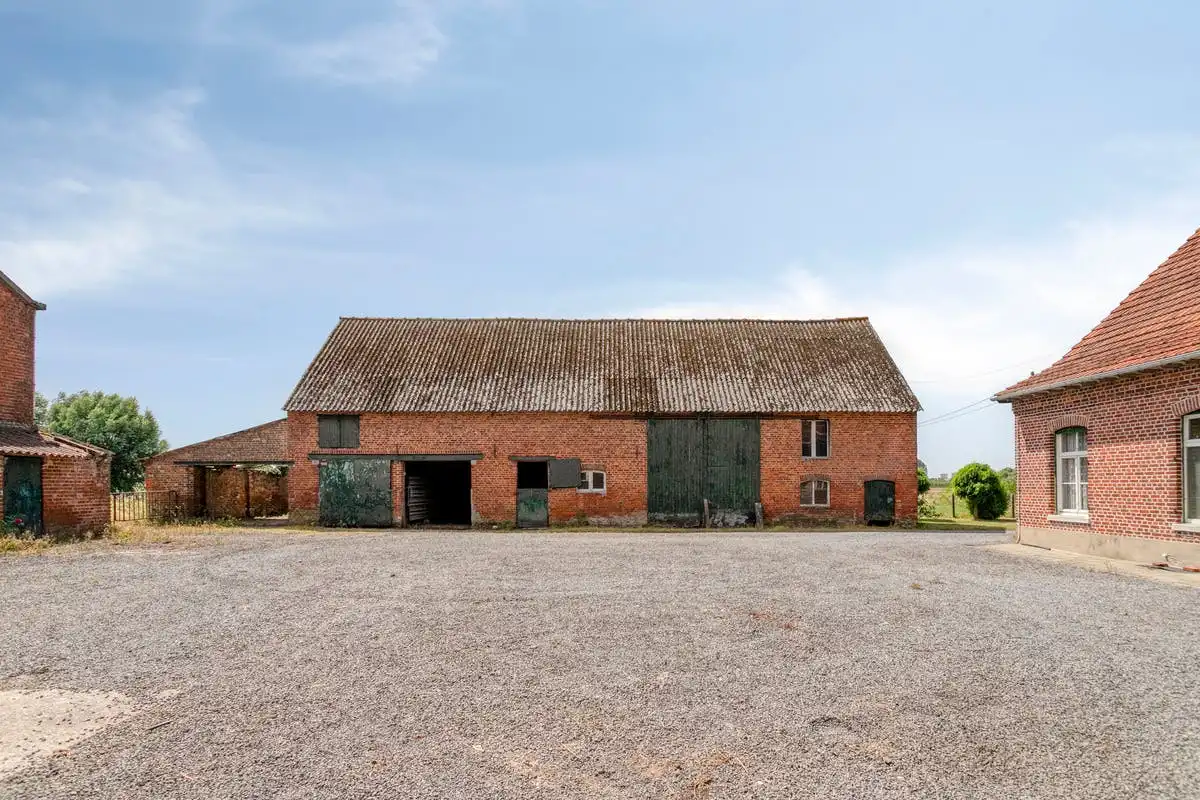 Te renoveren hoeve met landbouwgrond te koop in Wervik!  foto 4