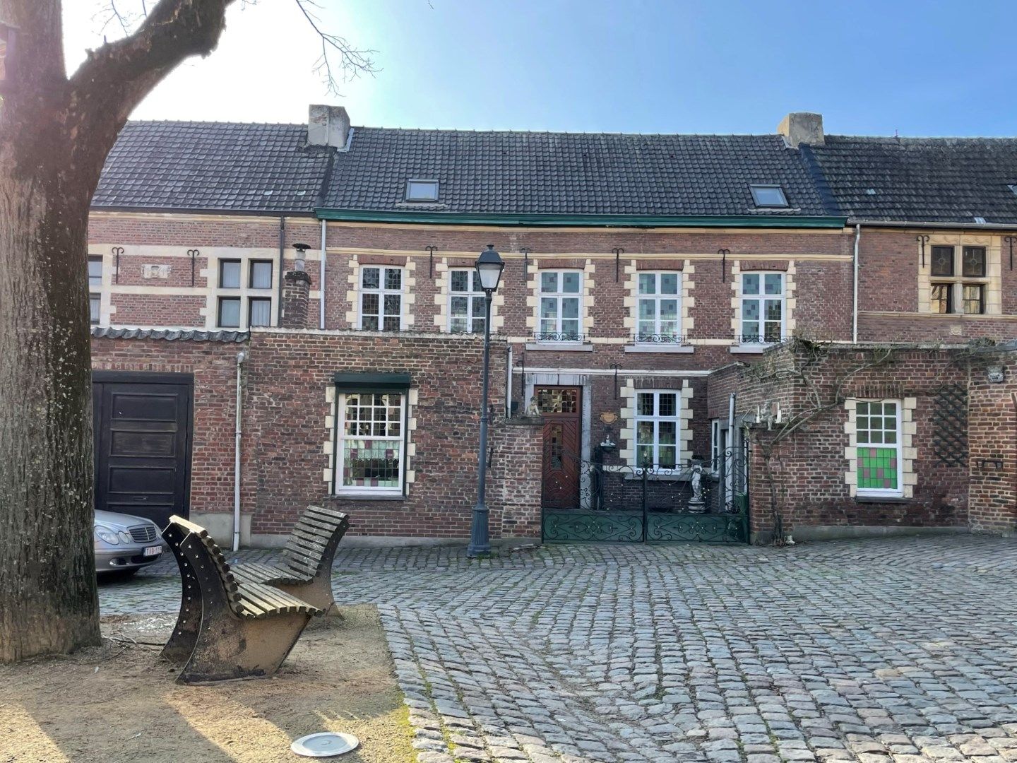 Authentiek begijnhofhuis gelegen aan het mooiste pleintje Begijnhof Tongeren, Onder de Linde foto 1