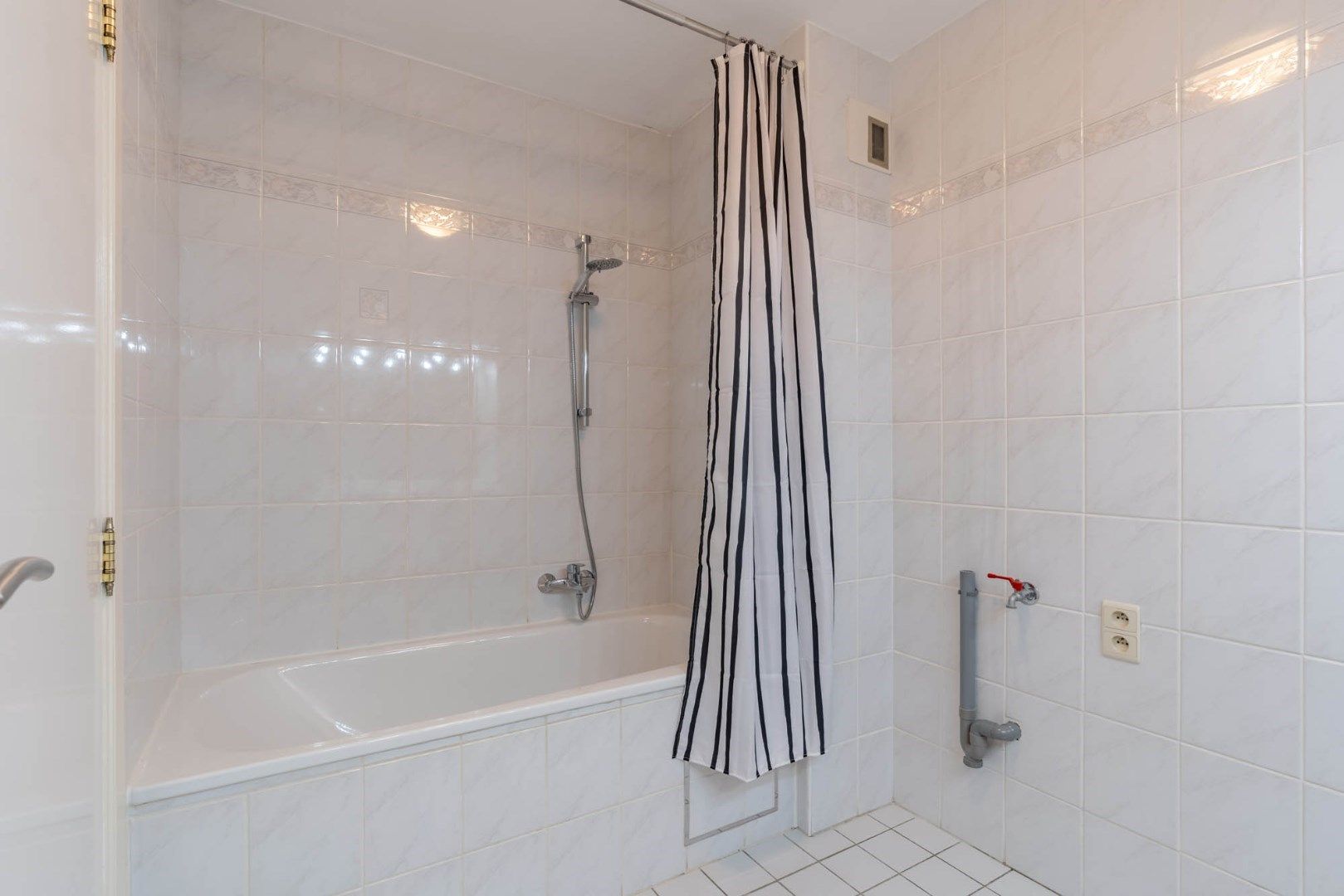 IN OPTIE - Zeer ruim en netjes verzorgd drie-slaapkamer appartement met kelder en garage te Schoonbeek - instapklaar ! foto 30