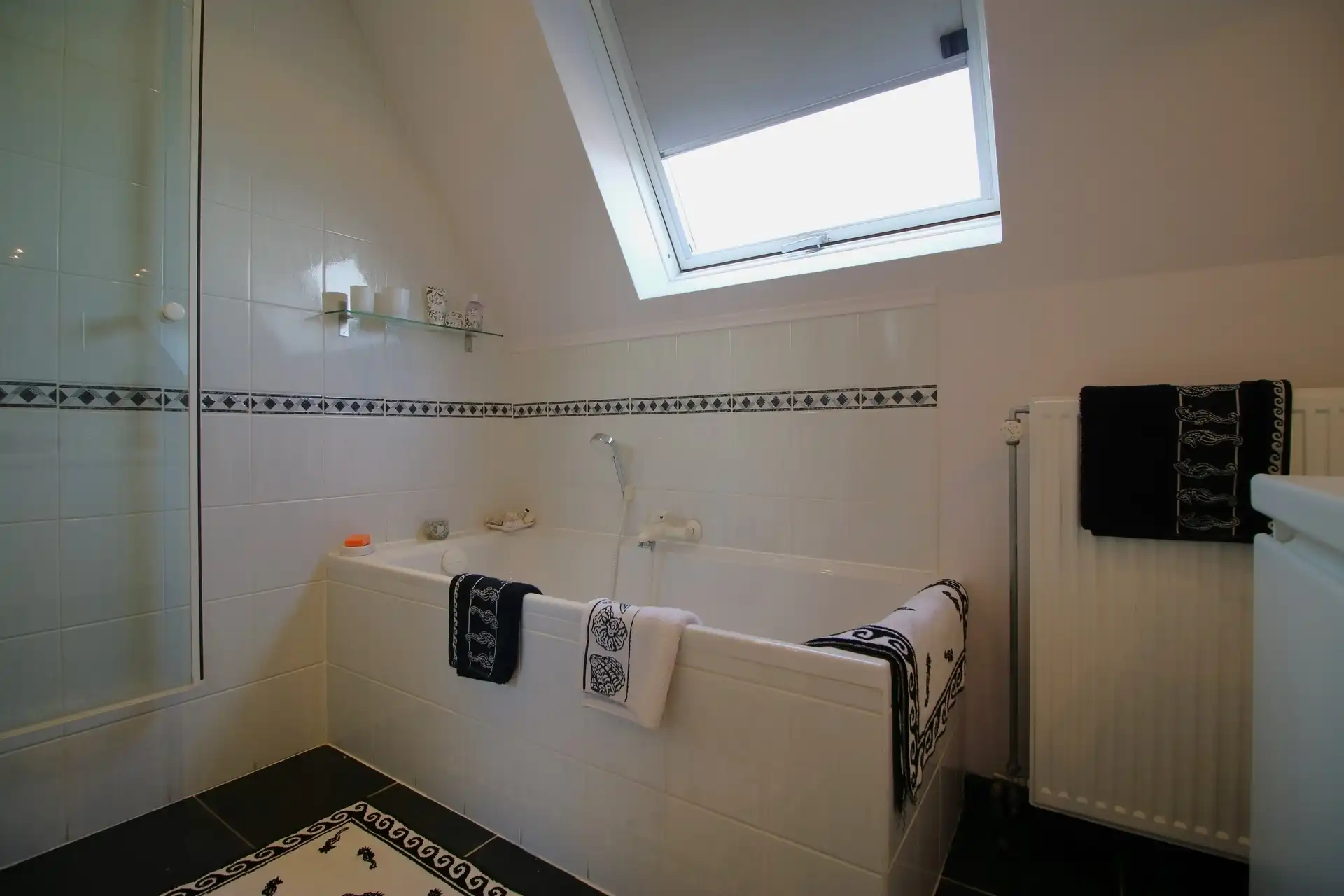 Ruim appartement op 3de verdieping met 2 garages foto 12