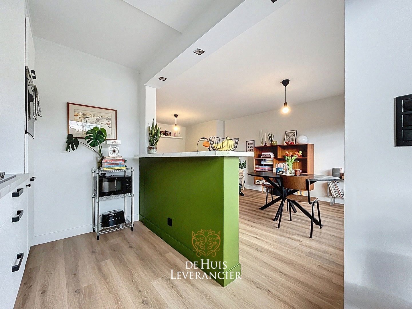 Gerenoveerd appartement met 2 slaapkamers, garagebox en berging te koop in Edegem foto 9