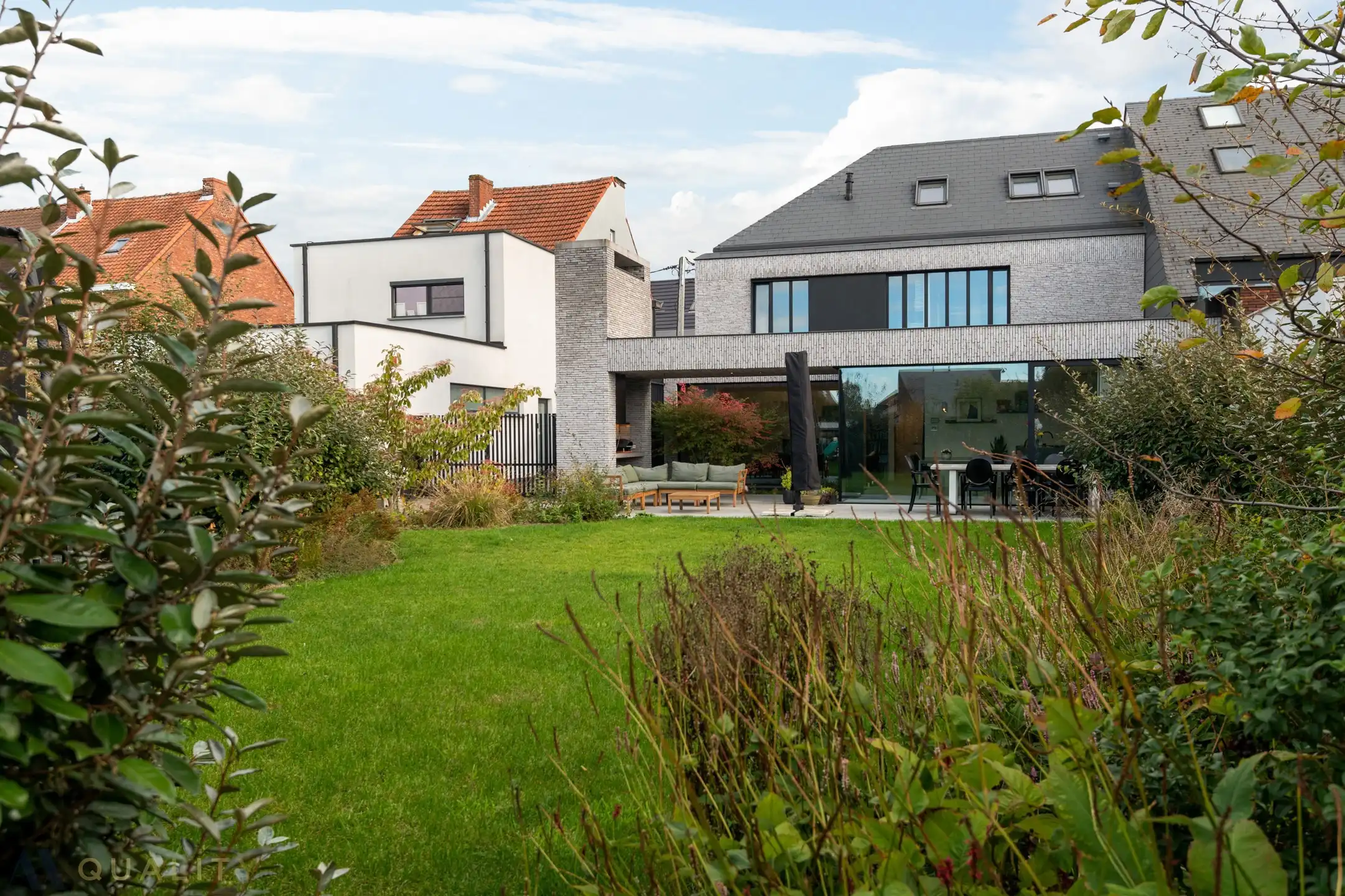 Moderne, energiezuinige woning met 5 slpk., 2 badk., bureel, inpandige garage, oprit, terras en tuin foto 2