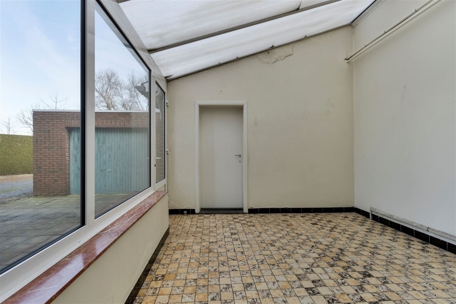 Ruime, halfopen gezinswoning op een perceel van 8a 8ca met 3 slaapkamers, grote tuin en oprit. Centraal gelegen nabij het centrum van Kinrooi. foto 9
