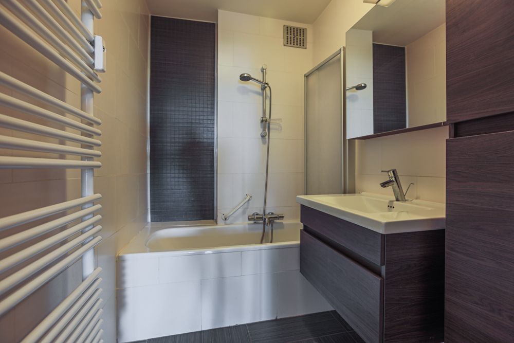 Vernieuwd 2 slaapkamer appartement met terras en garage foto 8