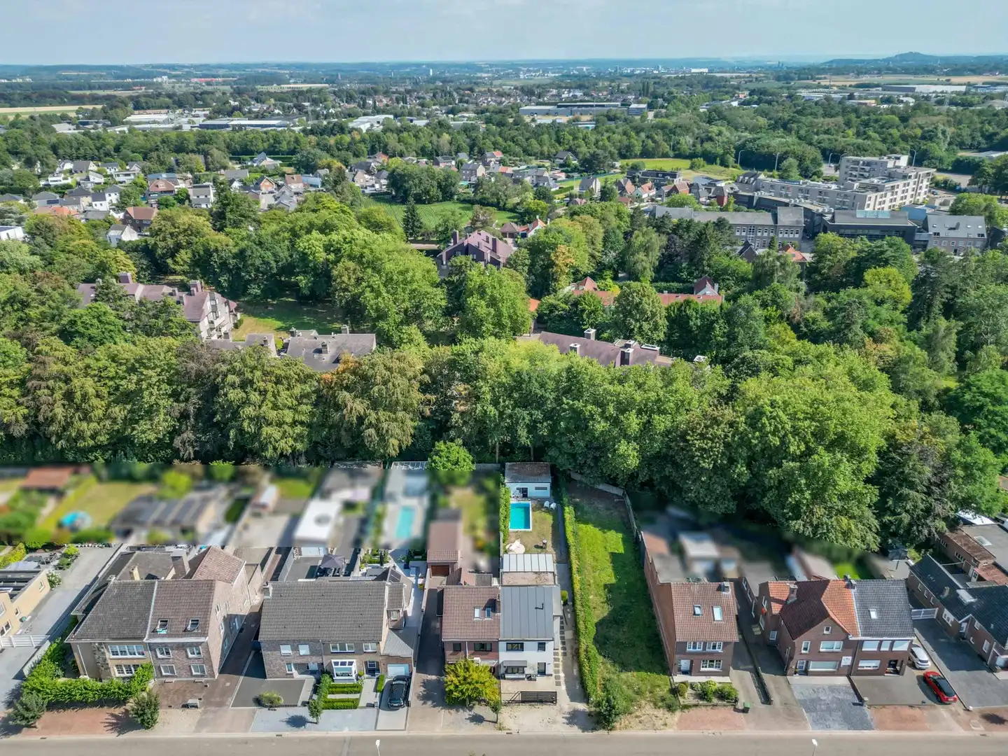 INSTAPKLARE GEZINSWONING MET ZWEMBAD, SAUNA EN RUIME TUIN OP TOPLOCATIE IN LANAKEN foto 2
