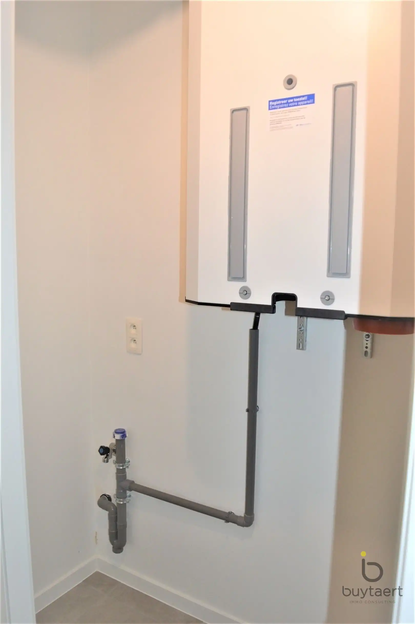 Frontaal waterzicht vanuit dit lumineuze recente appartement met terras! foto 13