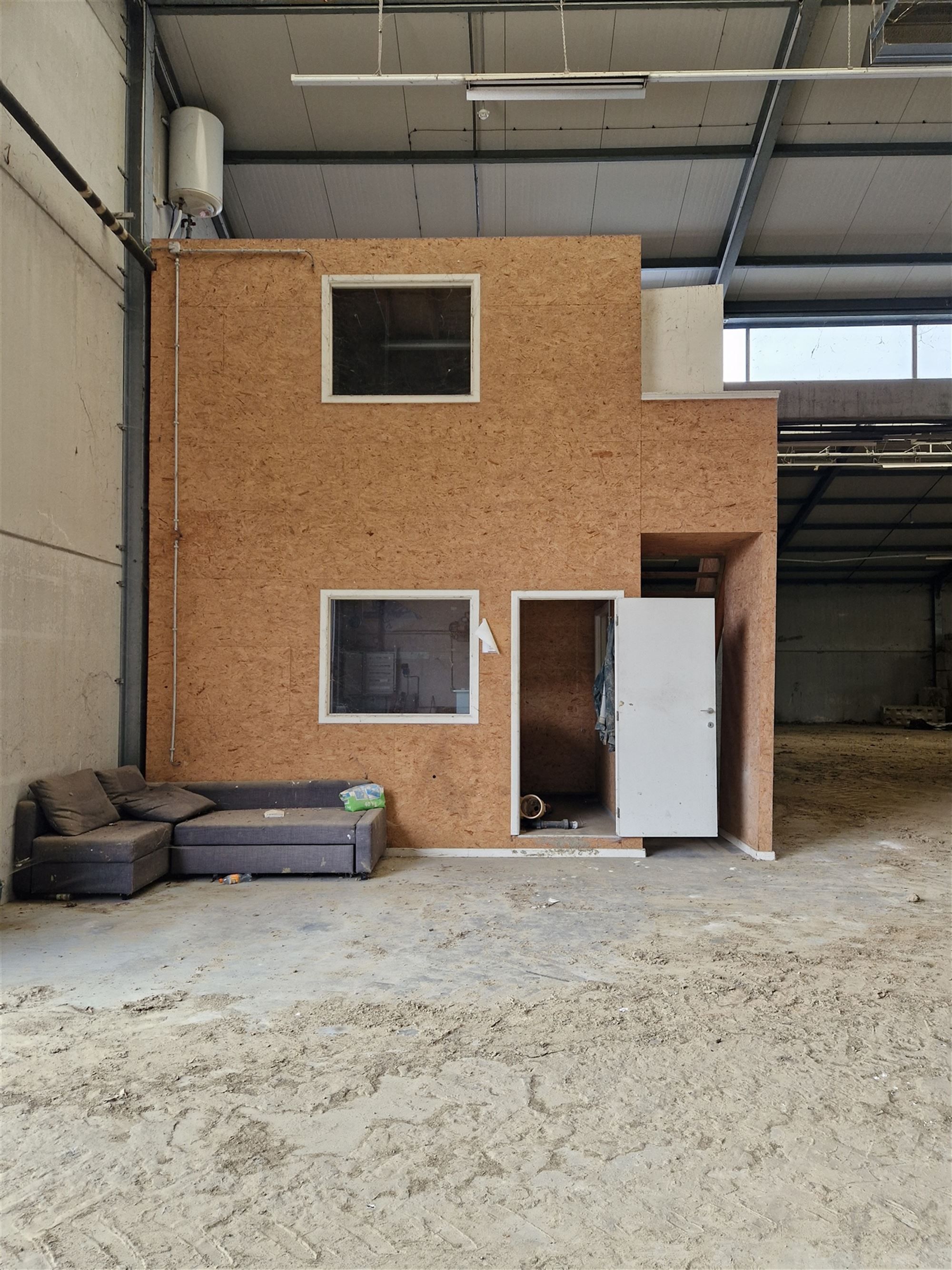 Bedrijfsgebouw met kantoorruimte en loodsen van ca. 2900 m² foto 5