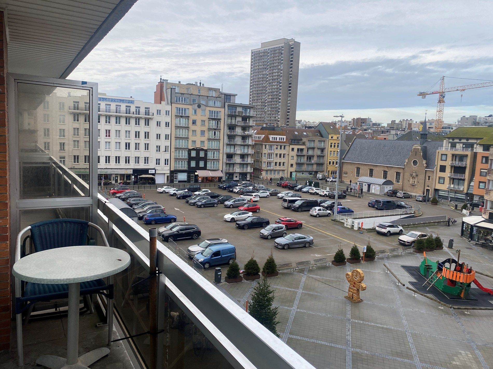 Centraal gelegen studio met terras en open zicht op het Mijnplein in Oostende foto 9