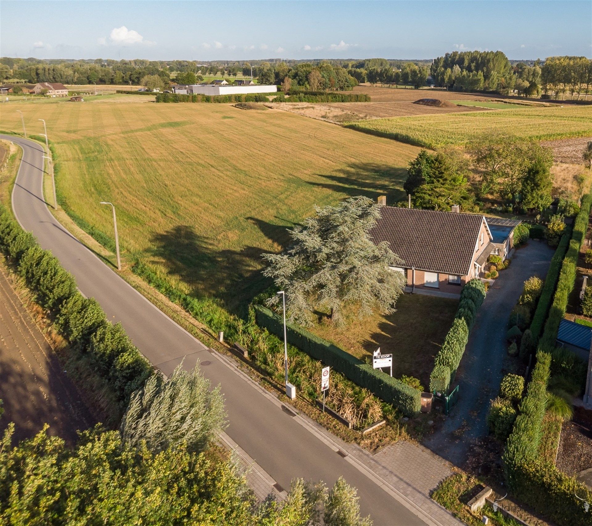 Hoofdfoto van de publicatie: Te renoveren woning op unieke landelijke locatie!