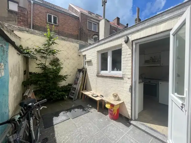 Brugge centrum, nabij ’t ZAND en  VESTEN, alle winkels, scholen, station&nbsp; &nbsp;TE RENOVEREN  RUIM WOONHUIS met ZONNIGE KOER foto 4
